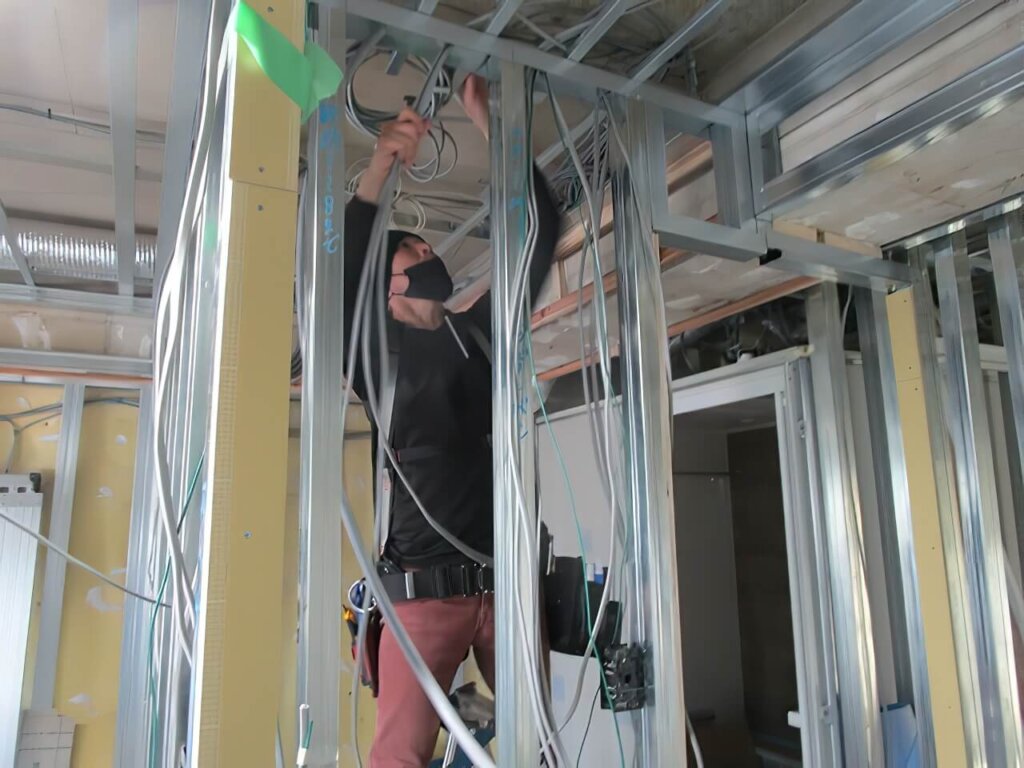 大工さんが天井や壁のボードを貼る前に、電気電線やスイッチ配線を仕込んで置きました。
